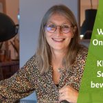 Dozentin für KREatives Schreiben Gabi Kremeskötter lächelt in die Kamera, sie sitzt am Schreibtisch vor ihrem Laptop, daneben der Text: Was mein Online-Kurs für KREatives Schreiben bewirken will