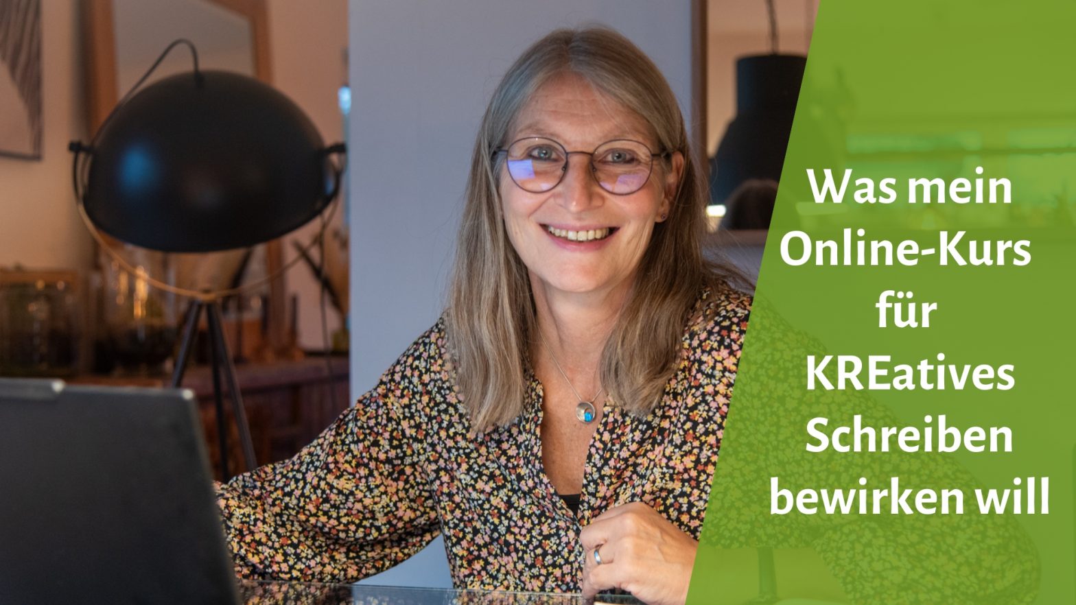 Dozentin für KREatives Schreiben Gabi Kremeskötter lächelt in die Kamera, sie sitzt am Schreibtisch vor ihrem Laptop, daneben der Text: Was mein Online-Kurs für KREatives Schreiben bewirken will