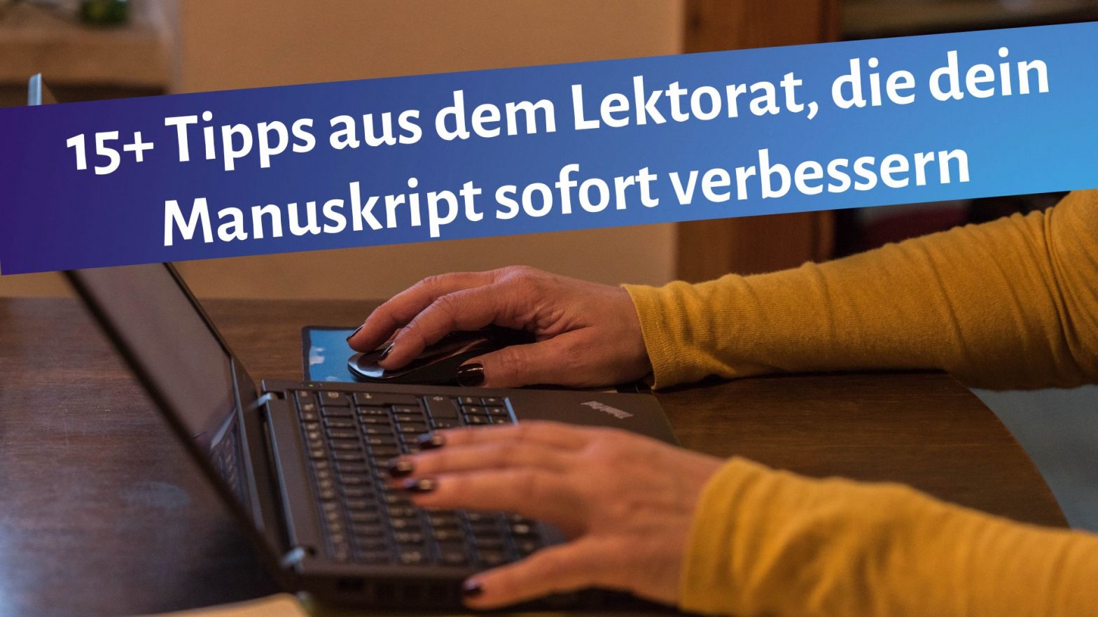 Schreibende Frauenhände auf einer Laptop-Tastatur, darüber der Schriftzug: "15+ Tipps auf dem Lektorat, die dein Manuskript sofort verbessern"