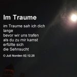 Gedicht "Im Traume" von Juli Norden, vor einem Nachthimmel mit Vollmond. Text: Im Traume sah ich dich/ lange/ bevor wir uns trafen/ als du zu mir kamst/ erfüllte sich/ die Sehnsucht (c) Juli Norden 02.12.25