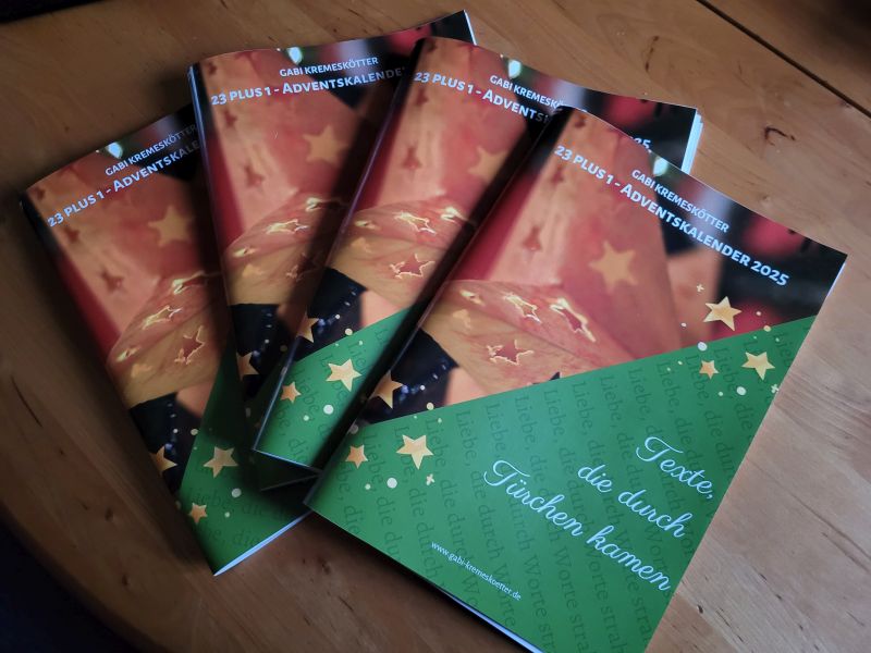 Vier DIN-A-4 Broschüren mit den Texten aus Gabi Kremeskötters Adventskalender 23plus1 "Texte, die durch Türchen kamen"