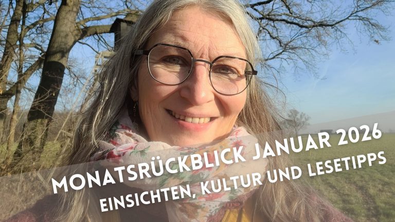 Selfie von Gabi Kremeskötter vor blauem Himmel und entlaubtem Baum, darunter steht: "Monatsrückblick Januar 2026: Einsichten, Kultur und Lesetipps"