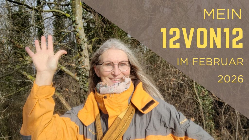 Gabi Kremeskötter in Outdoor-Jacke vor einem kleinen Wald, daneben der Schriftzug "Mein 12von12 im Februar 2026"