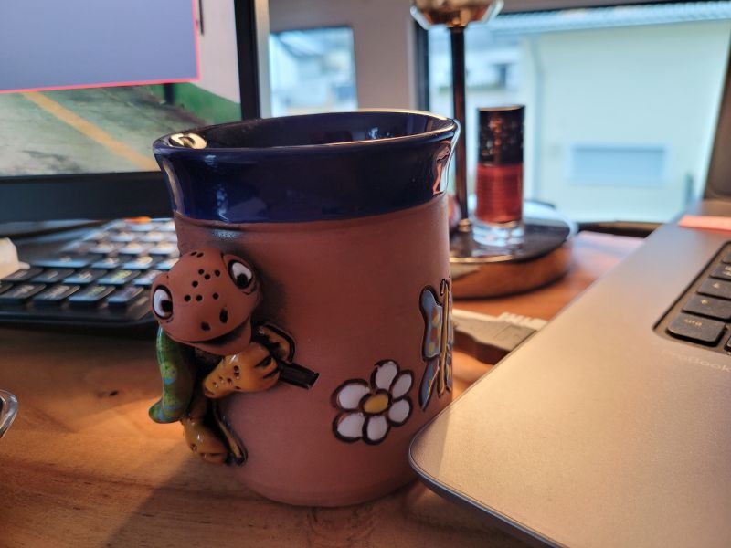 Tontasse mit 3D-Motiv einer Schildkröte auf einem Schreibtisch