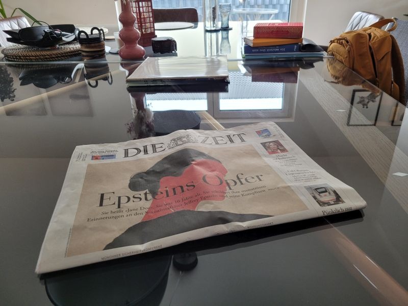 Die aktuelle Ausgabe der ZEIT auf einer Glasplatte, der auf einem Billardtisch liegt