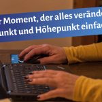 Schreibende Hände auf einer Laptoptastatur, darüber steht: Der Moment, der alles verändert: Wendepunkt und Höhepunkt einfach erklärt
