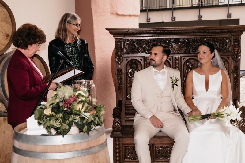 Freie Trauung: Mutter der Braut spricht persönliche Worte für das Brautpaar, die Freie Rednerin Gabi Kremeskötter steht daneben