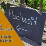 Schiefertafel mit der Aufschrift "Hochzeit" und einem Pfeil, daneben steht": Freie Trauung Mosel-Eifel-Hunsrück: So könnte euer Ablauf aussehen