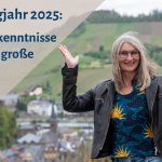 Gabi Kremeskötter mit erhobenen Händen vor den Weinbergen an der Mosel. Daneben der Schriftzug: "Mein Blogjahr 2025: Zahlen, Erkenntnisse und kleine große Siege