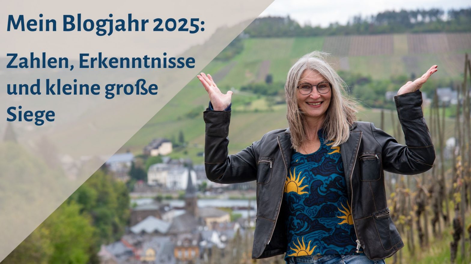 Gabi Kremeskötter mit erhobenen Händen vor den Weinbergen an der Mosel. Daneben der Schriftzug: "Mein Blogjahr 2025: Zahlen, Erkenntnisse und kleine große Siege