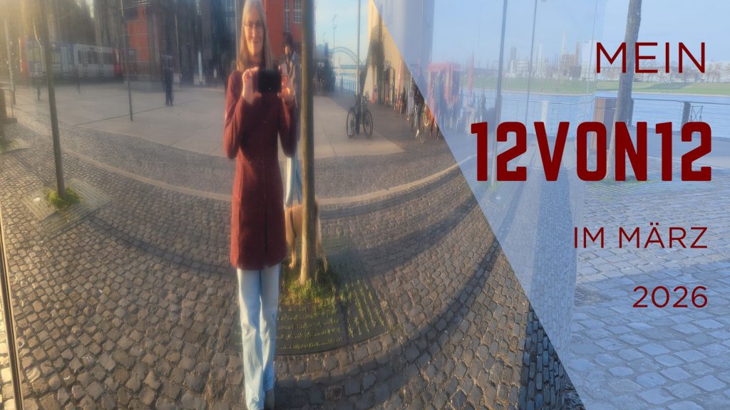 Selfie einer Frau in einer großen Edelstahlsäule am Rhein von Köln, daneben der Text: Mein 12von12 im März 2026