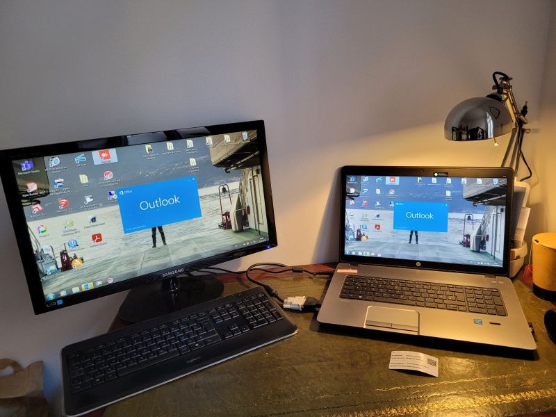 Schreibtisch mit zwei Bildschirmen