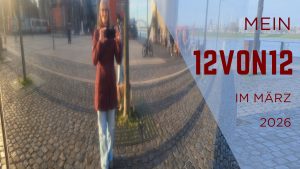 Selfie einer Frau in einer großen Edelstahlsäule am Rhein von Köln, daneben der Text: Mein 12von12 im März 2026
