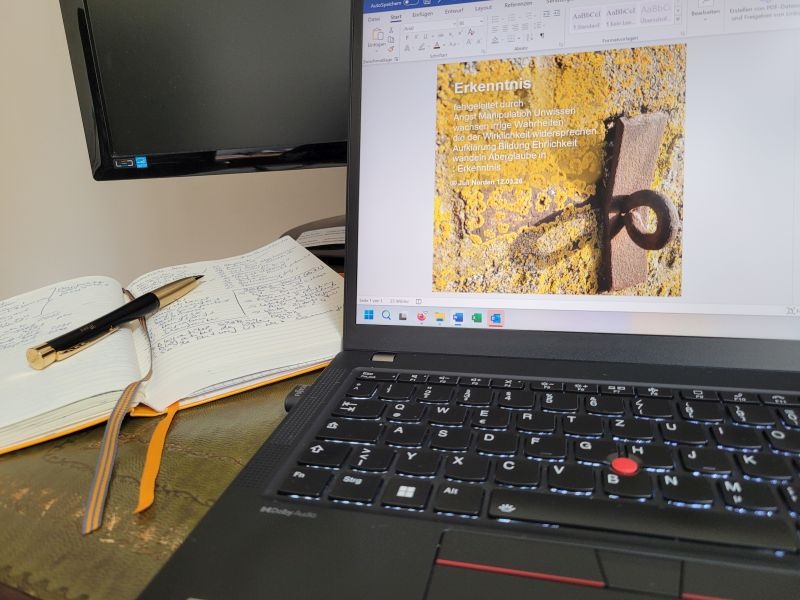 Laptop mit einem Gedicht auf dem Bildschirm