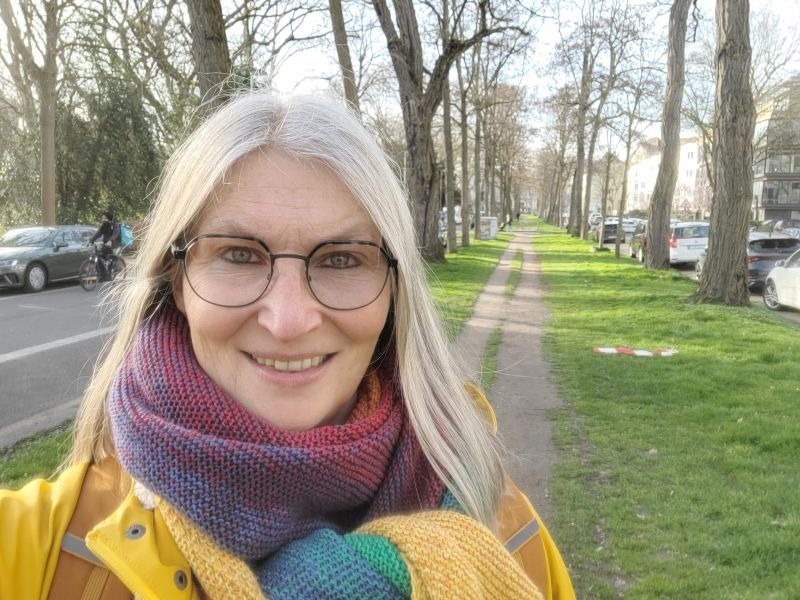 Selfie einer Frau in einer Allee