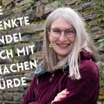 Frau vor einer Bruchsteinmauer lächelt, daneben der Text: Die geschenkte Stunde! Was ich mit ihr machen würde