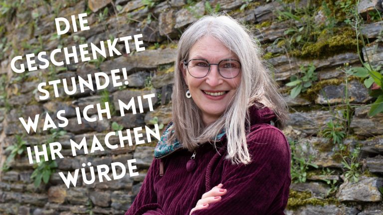 Frau vor einer Bruchsteinmauer lächelt, daneben der Text: Die geschenkte Stunde! Was ich mit ihr machen würde