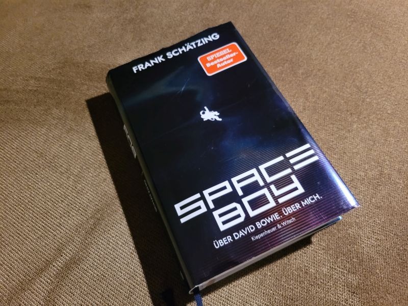 Cover von Space Boy, Frank Schätzing auf einem Sofa