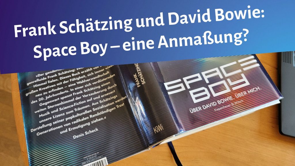 Space Boy, Roman von Frank Schätzing, mit sichtbarem Cover und Rückseite auf einem Tisch, darüber "Frank Schätzing und David Bowie: Space Boy - eine Anmaßung?