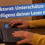 Schreibende Frauenhände auf einer Laptoptastatur, darüber der Schriftzug: "Lektorat: Unterschätze die Intelligenz deiner Leserschaft nicht!"