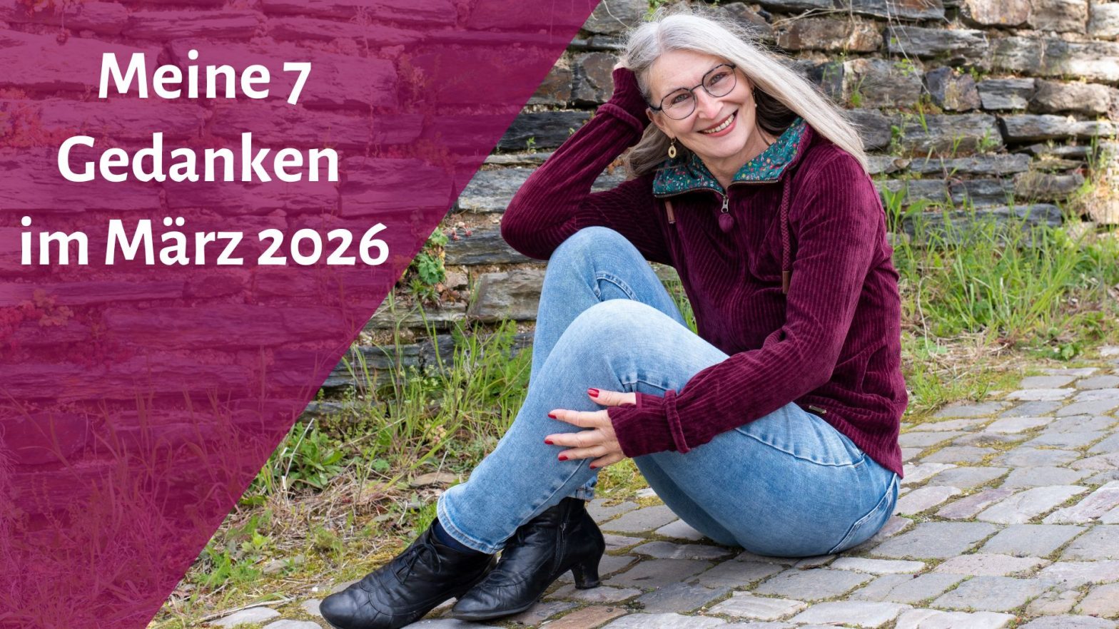 Frau sitzt auf einem gepflasterten Weg und lächelt in die Kamera, daneben steht: Meine 7 Gedanken im März 2026