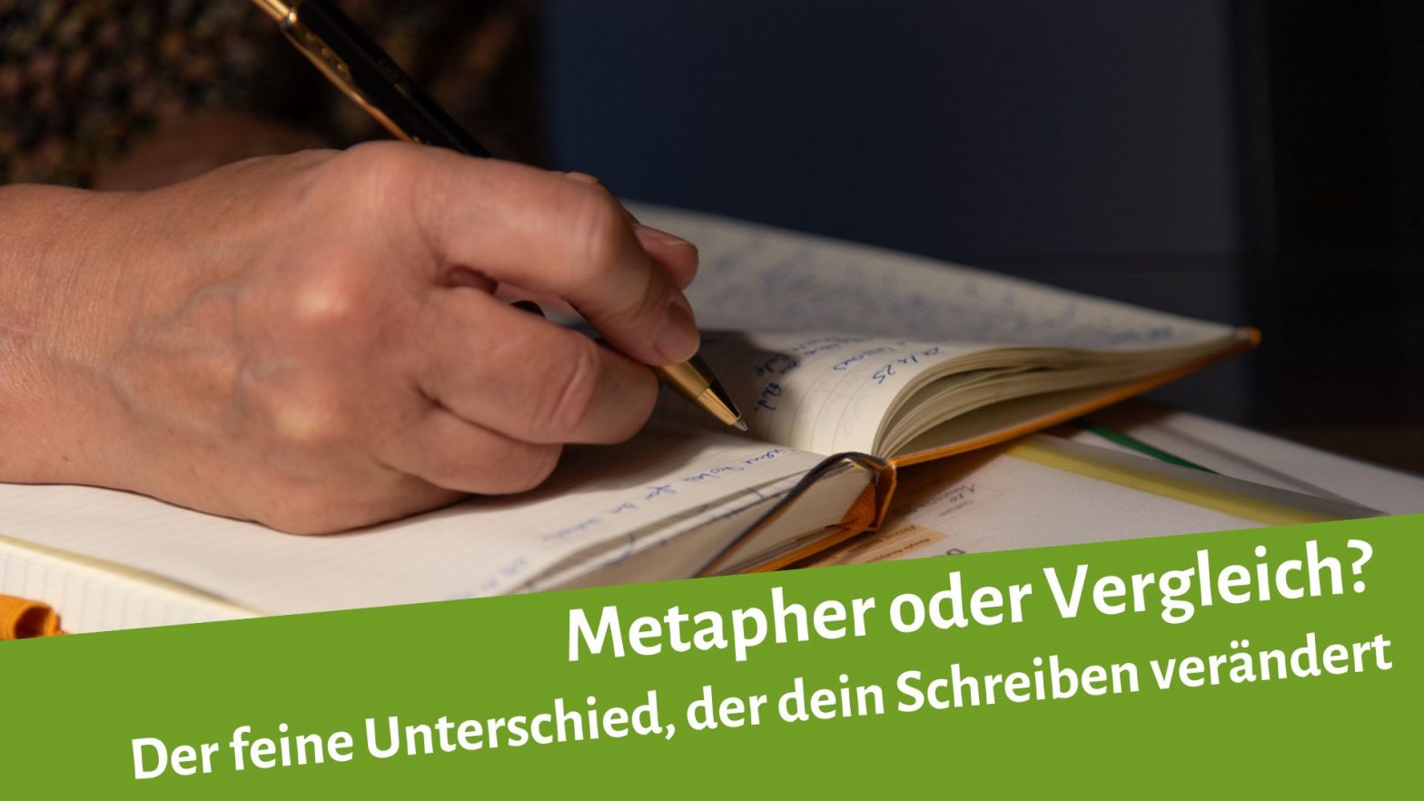 Frauenhand schreibt in ein Notizbuch, darunter steht: Metapher oder Vergleich? Der feine Unterschied, der dein Schreiben verändert