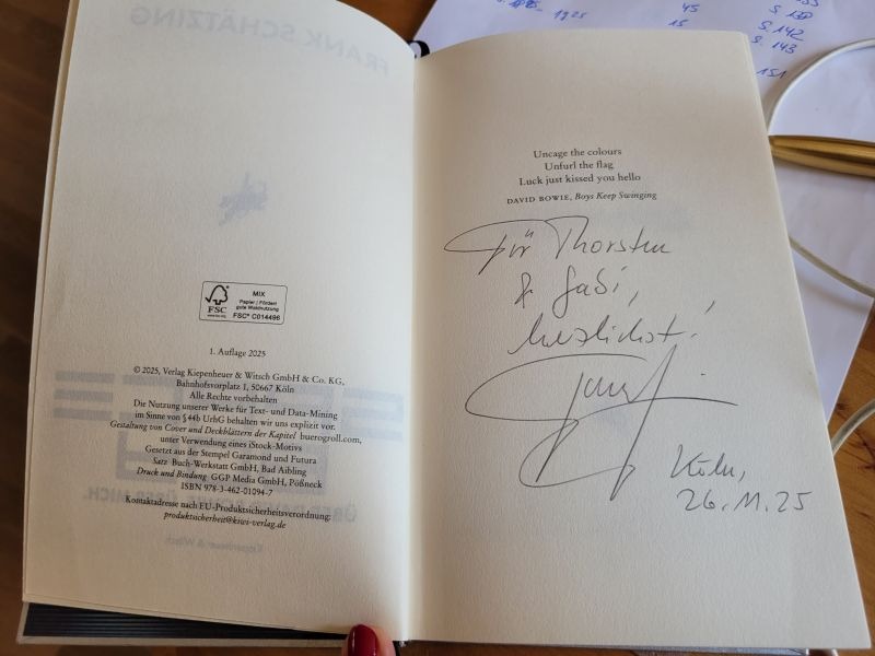 Innenseiten von Space Boy, linke Seite Verlagsinformationen rechte Seite mit handschriftlicher Signatur und Widmung "Für Thorsten und Gabi, herzlichst Frank Schätzing, Köln 26.11.25"