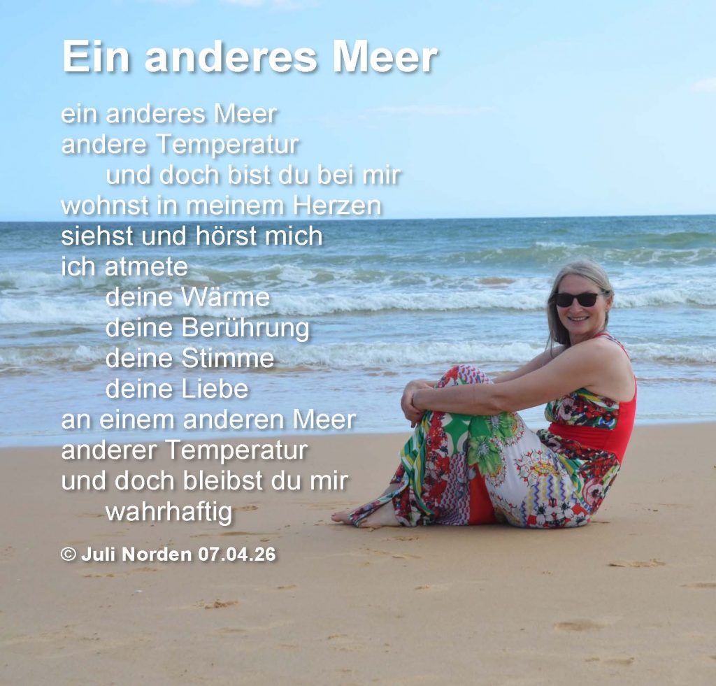Gedicht "Ein anderes Meer" von Juli Norden 07.04.26: Die Autorin sitzt in einem Sommerkleid am Strand, hinter ihr das weite Meer. Der Gedichttext links daneben.