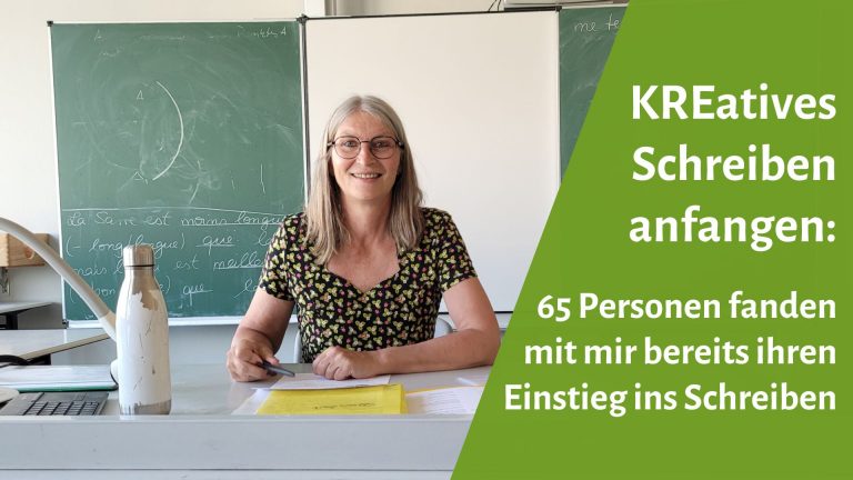 Dozentin für KREatives Schreiben Gabi Kremeskötter sitzt am Pult eines Klassenzimmers. Rechts daneben der Text: KREatives Schreiben anfangen: 65 Personen fanden mit mir bereits ihren Einstieg ins Schreiben