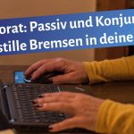 Zwei Frauenhände schreiben auf einer Laptoptastatur. Darüber der Text: Lektorat: Passiv und Konjunktiv, zwei stille Bremsen in deinem Text