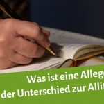 Frauenhand schreibt in ein Notizbuch, darunter steht: Was ist eine Allegorie und der Unterschied zur Alliteration?