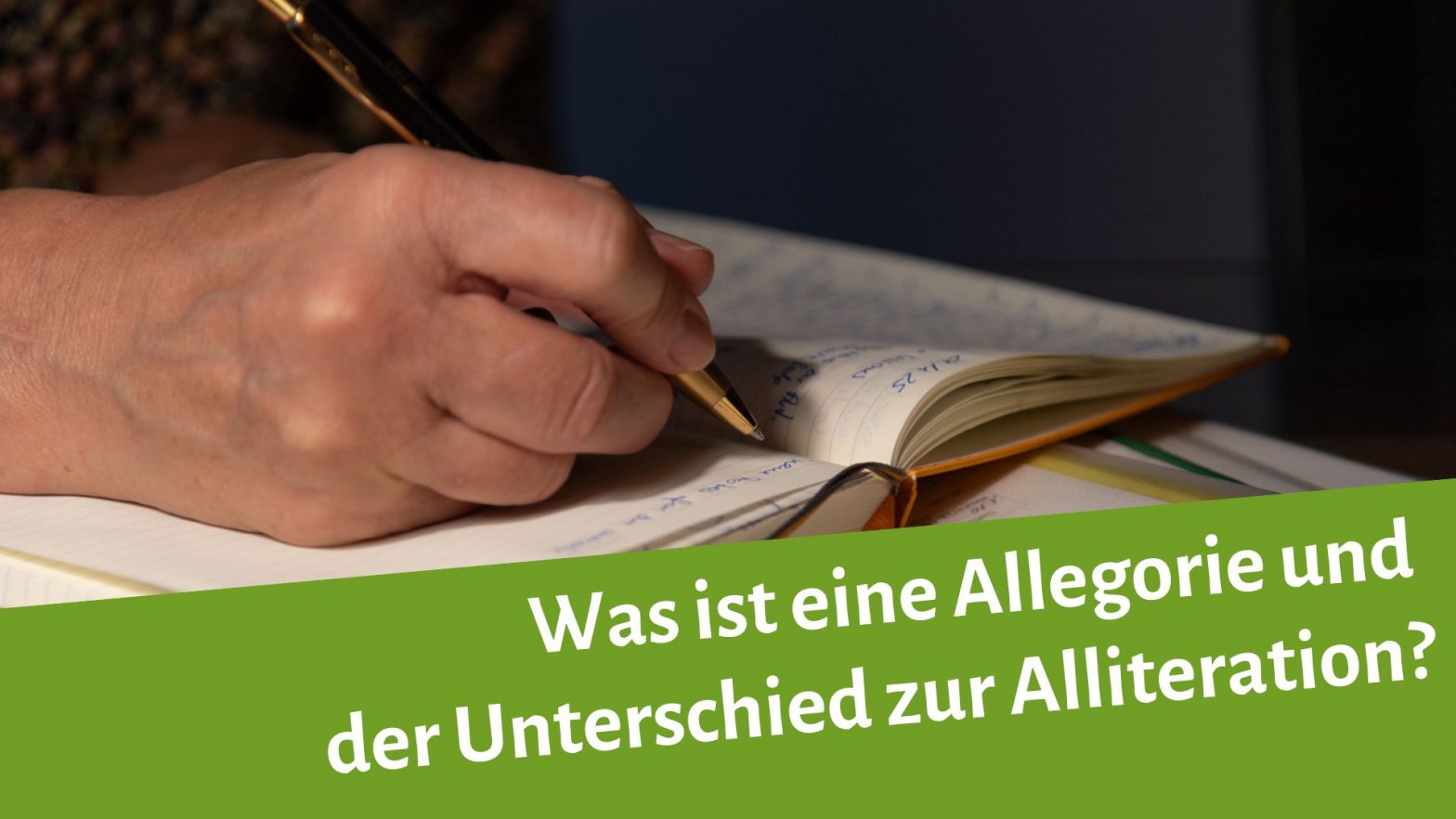 Frauenhand schreibt in ein Notizbuch, darunter steht: Was ist eine Allegorie und der Unterschied zur Alliteration?