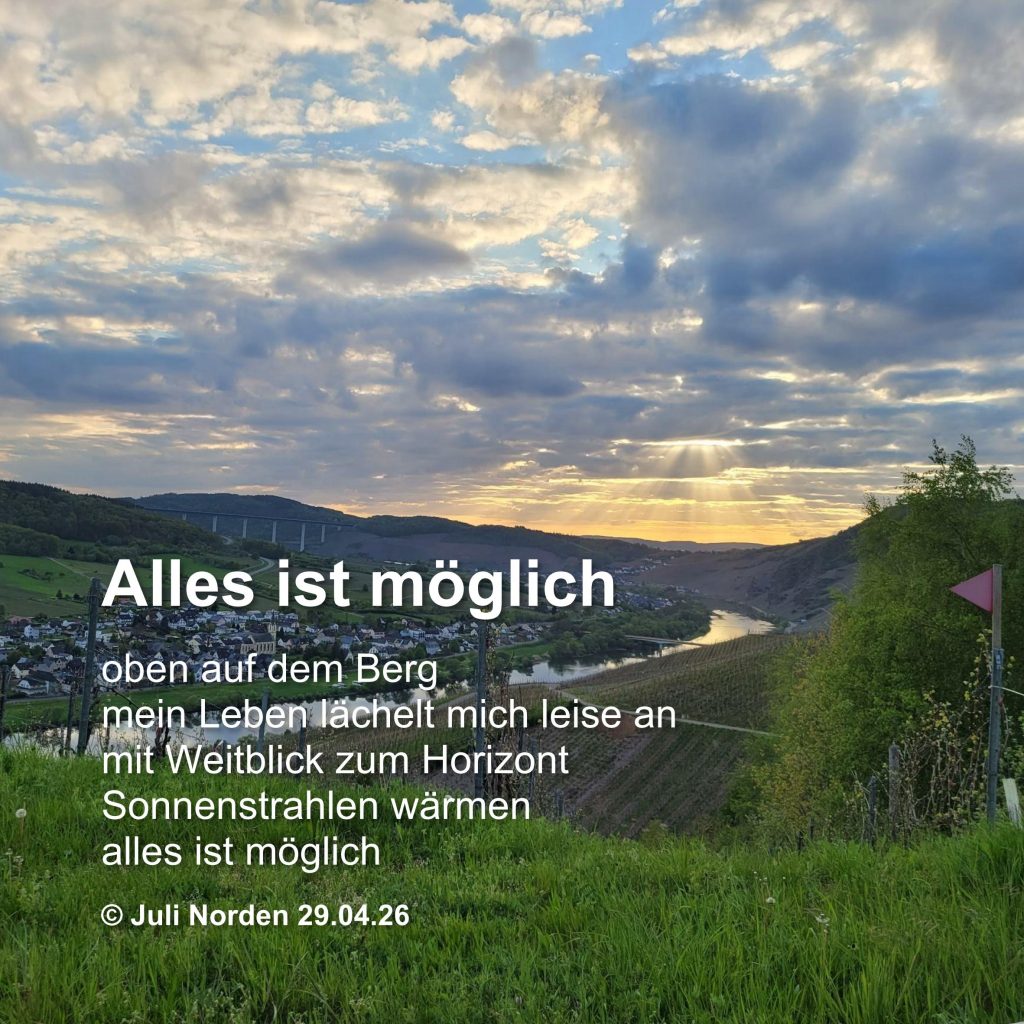 Gedicht "Alles ist möglich" von Juli Norden, auf dem Foto der Blick ins Moseltal im Bereich des Hochmoselübergangs bei Sonnenuntergang.