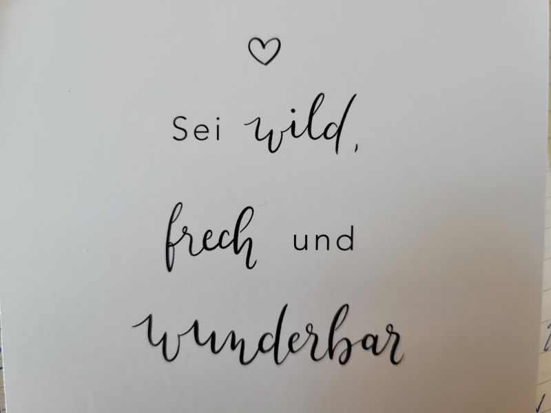 Zitat, das Astrid Lindgren zugesprochen wird: Sei wild, frech und wunderbar.