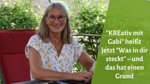 Gabi Kremeskötter lächelt in die Kamera, sitzt auf einem Terrassenstuhl mit rotem Polster und blumigem T-Shirt am Laptop. Rechts daneben der Text: "KREativ mit Gabi" heißt jetzt "Was in dir steckt" - und das hat einen Grund."