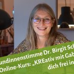 Dozentin für KREatives Schreiben lächelt in die Kamera, darunter "Kundinnenstimme Dr. Birgit Schwab zum Online-Kurs: "KREativ mit Gabi - Schreib dich frei in 6 Wochen"