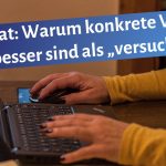 Schreibende Frauenhände auf einer Laptoptastatur, darüber der Schriftzug: "Lektorat: Warum konkrete Verben of besser sind als "versuchen"