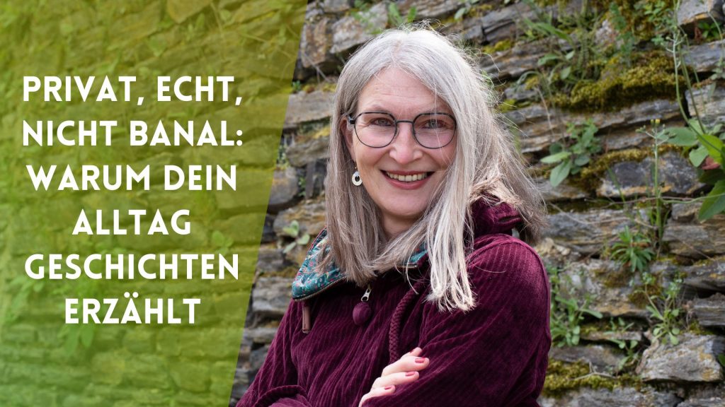 Dozentin Gabi Kremeskötter aka Autorin Juli Norden steht mit verschränkten Armen lächeln vor Bruchsteinmauer, daneben der Schriftzug: "Privat, echt, nicht banal: Warum dein Alltag Geschichten erzählt