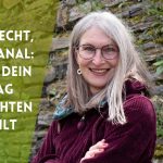 Dozentin Gabi Kremeskötter aka Autorin Juli Norden steht mit verschränkten Armen lächeln vor Bruchsteinmauer, daneben der Schriftzug: "Privat, echt, nicht banal: Warum dein Alltag Geschichten erzählt