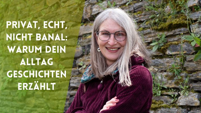 Dozentin Gabi Kremeskötter aka Autorin Juli Norden steht mit verschränkten Armen lächeln vor Bruchsteinmauer, daneben der Schriftzug: "Privat, echt, nicht banal: Warum dein Alltag Geschichten erzählt