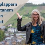 Gabi Kremeskötter vor den Weinbergen bei Traben-Trarbach, daneben steht "Was Verplappern mit spontanem Schreiben zu tun hat"