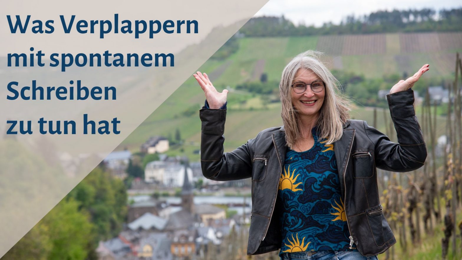 Gabi Kremeskötter vor den Weinbergen bei Traben-Trarbach, daneben steht "Was Verplappern mit spontanem Schreiben zu tun hat"