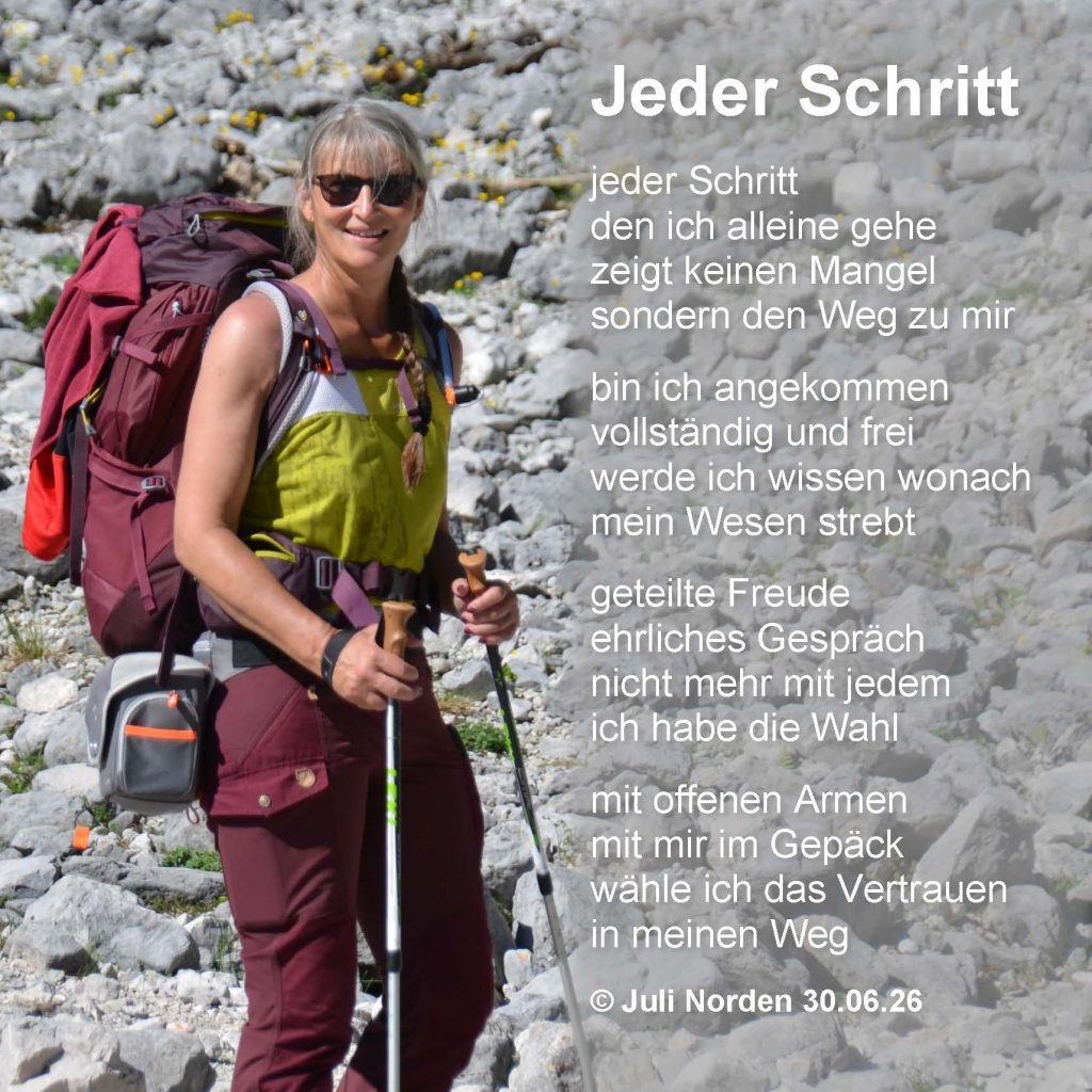 Gedicht von Juli Norden vom 30.06.26 "Jeder Schritt", Text auf Foto von Gabi Kremeskötter in Wanderkluft mit Stöcken in der Hand und Rucksack auf dem Rücken, im Hintergrund felsiges Gestein.
