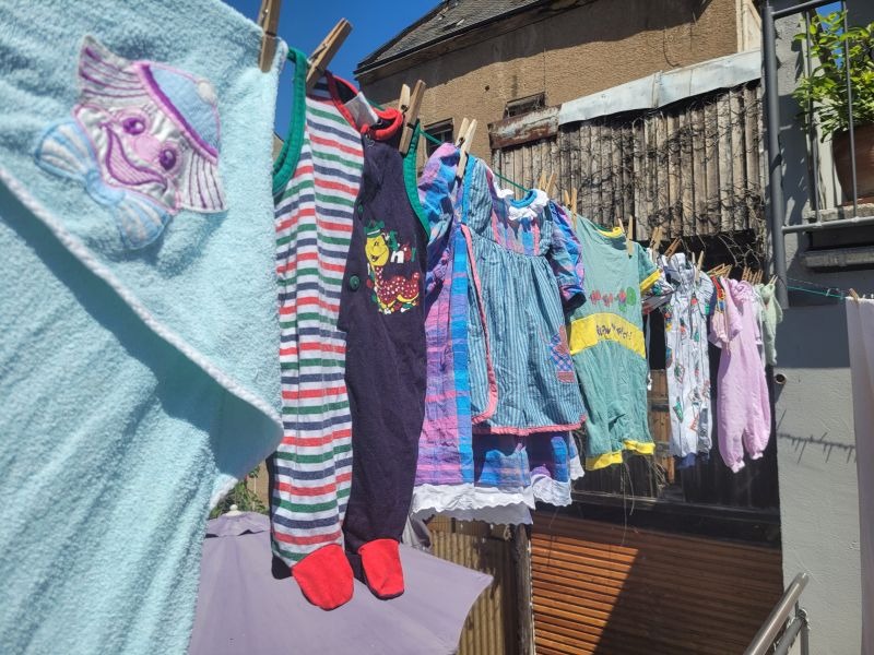 Wäscheleine mit Babysachen