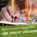 Frauenhand schreibt in Notizbuch, darunter der Text: Aufruf zu meiner Blogparade: Über Liebe, Verlust und Aufbruch