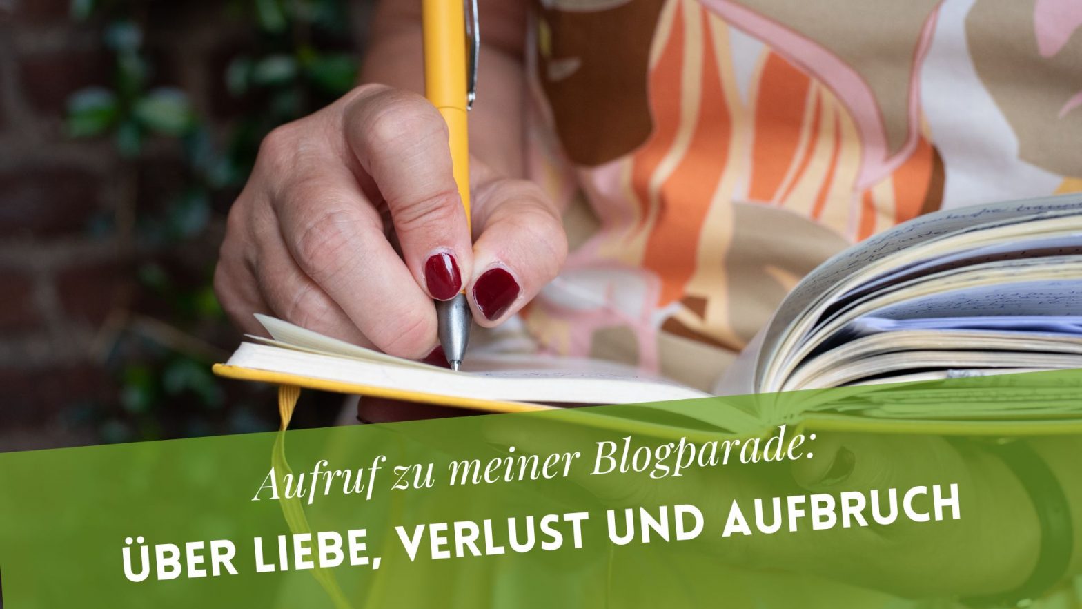 Frauenhand schreibt in Notizbuch, darunter der Text: Aufruf zu meiner Blogparade: Über Liebe, Verlust und Aufbruch