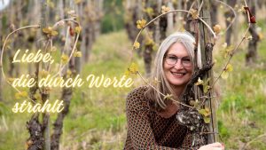 Frau schaut durch Herzrebe, daneben steht "Liebe, die durch Worte strahlt"; Claim von Gabi Kremeskötter