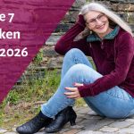 Foto von Gabi Kremeskötter, sitzt auf einem Kopfsteinpflaster und lächelt in die Kamera, daneben der Text "Meine 7 Gedanken im Juni 2026"