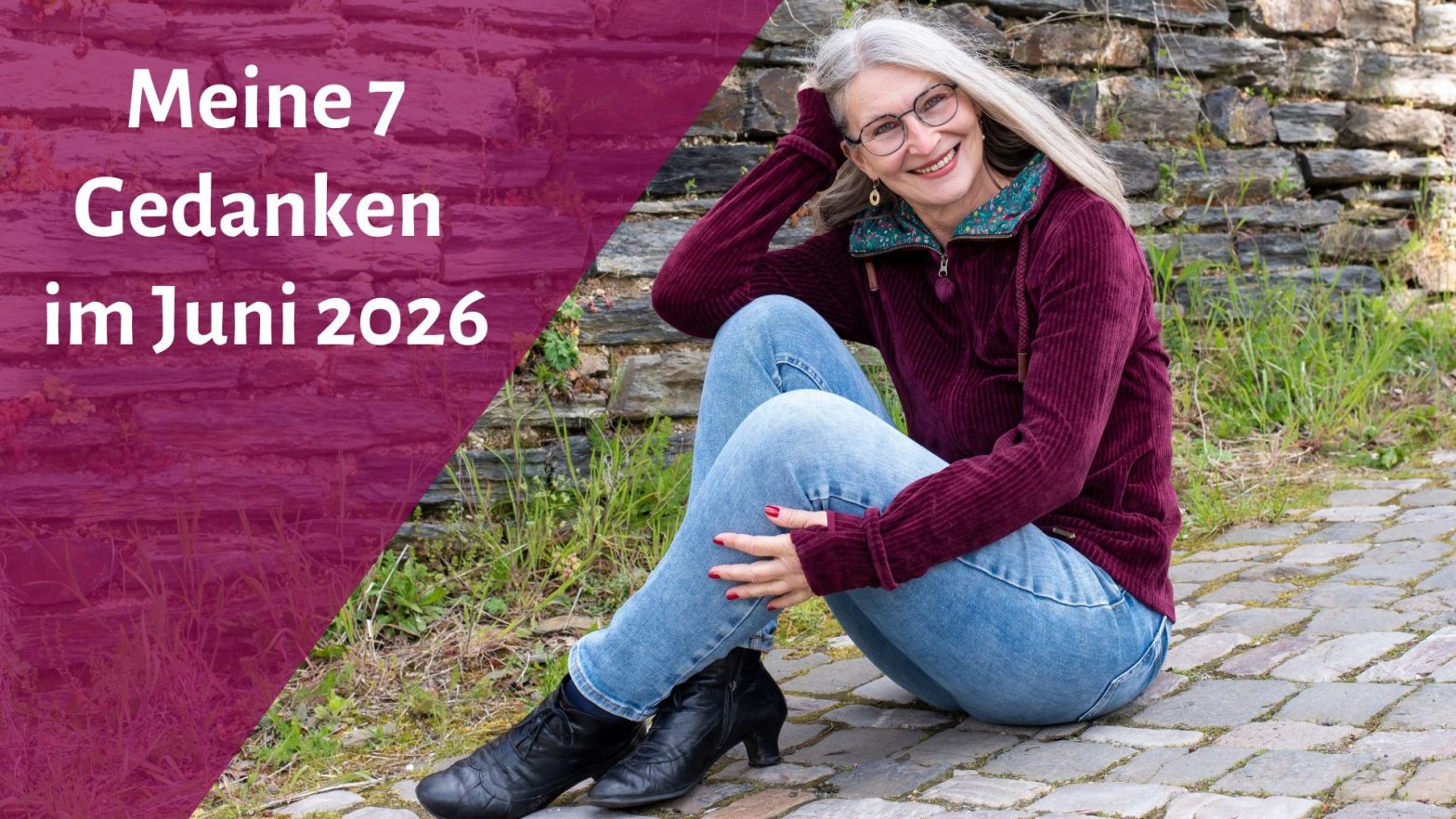 Foto von Gabi Kremeskötter, sitzt auf einem Kopfsteinpflaster und lächelt in die Kamera, daneben der Text "Meine 7 Gedanken im Juni 2026"