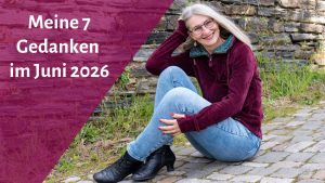 Foto von Gabi Kremeskötter, sitzt auf einem Kopfsteinpflaster und lächelt in die Kamera, daneben der Text "Meine 7 Gedanken im Juni 2026"